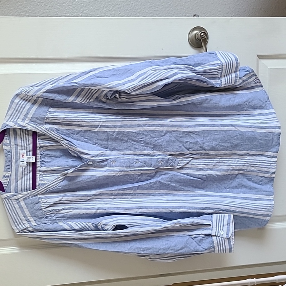 NWOT D&Co Women's Long sleeve Searsucker shirt